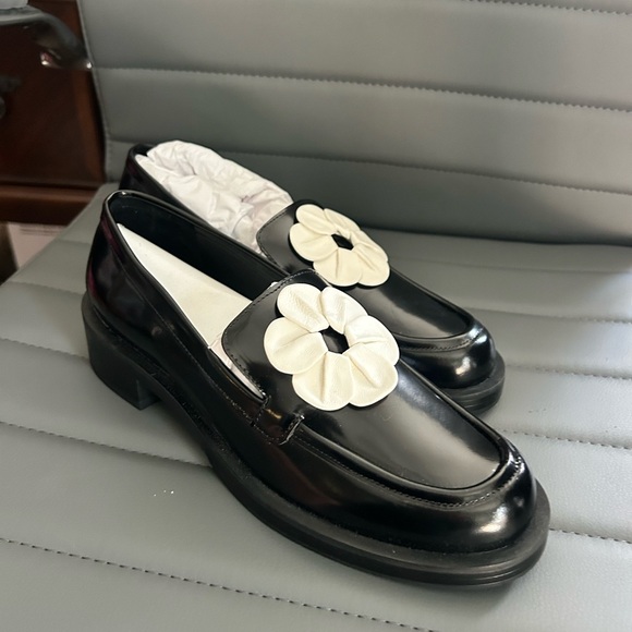 Stuart Weitzman Black Flats with Cream Floral Detail - Picture 4 of 5